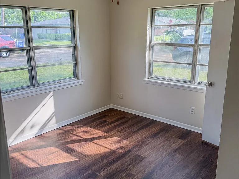 109 Lakeway Dr — Photo 15