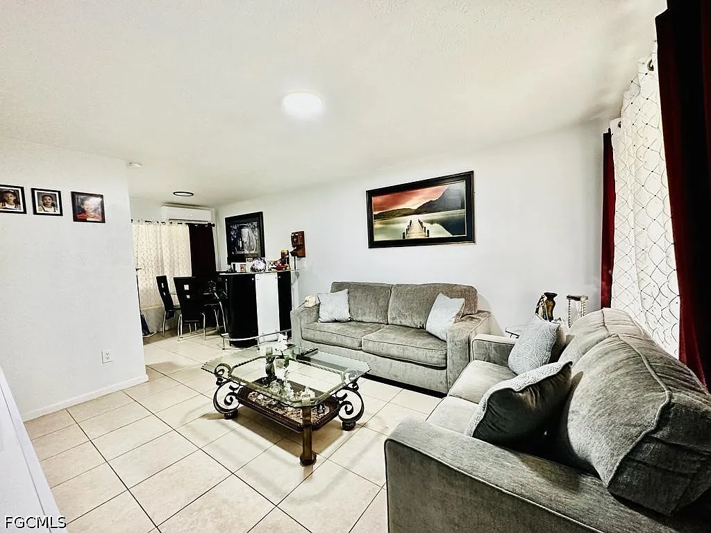 2 bed, 1.0 bath, 812 sqft, $1,500 — Photo 2