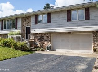 865 Oak St, Woodstock, IL 60098