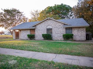 629 Meadowcreek Ln, Garland, TX 75043