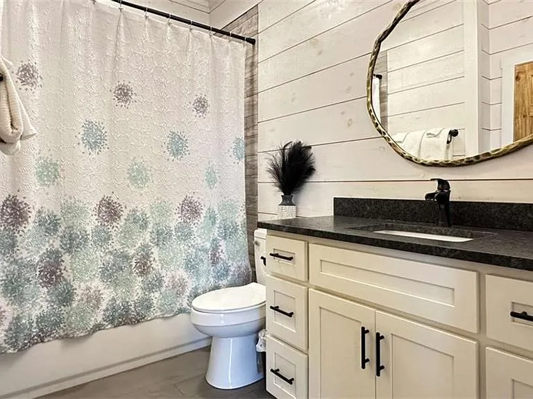 360 Prince Dr — Photo 8