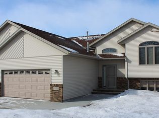 1555 Woodridge Ln, West Fargo, ND 58078