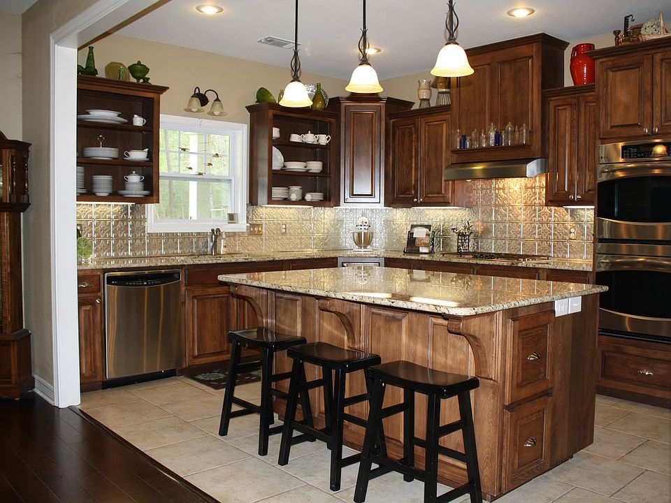 Kitchen w/ custom cabinets and granite countertops