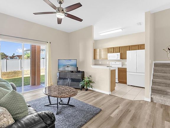 3rd image of 1144 Calabria Ave