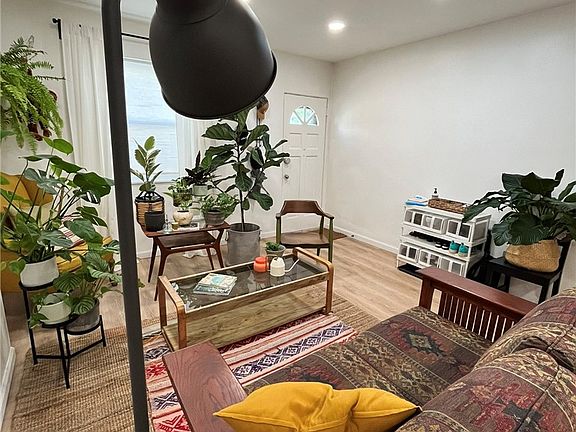 5th image of 1827 Lowrie St