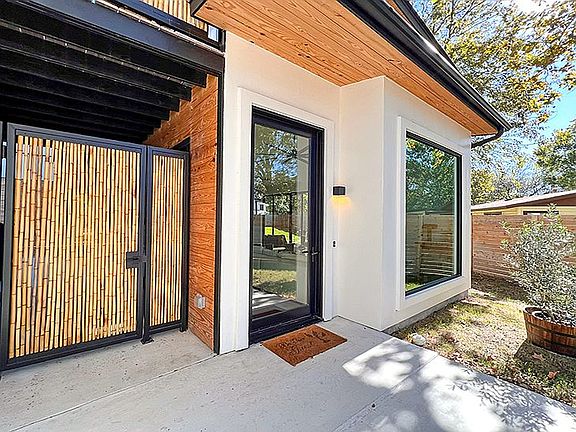 2nd image of 900 Garden Villa Ct