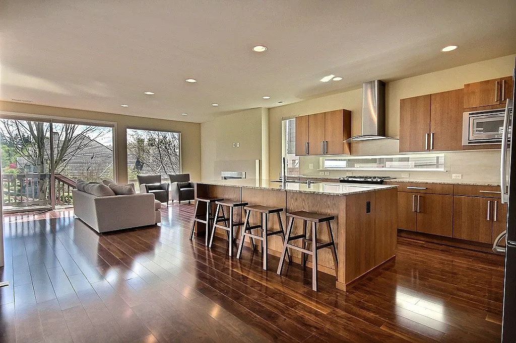 4 bed, 2.5 bath, 3024 sqft, $4,495 — Photo 2