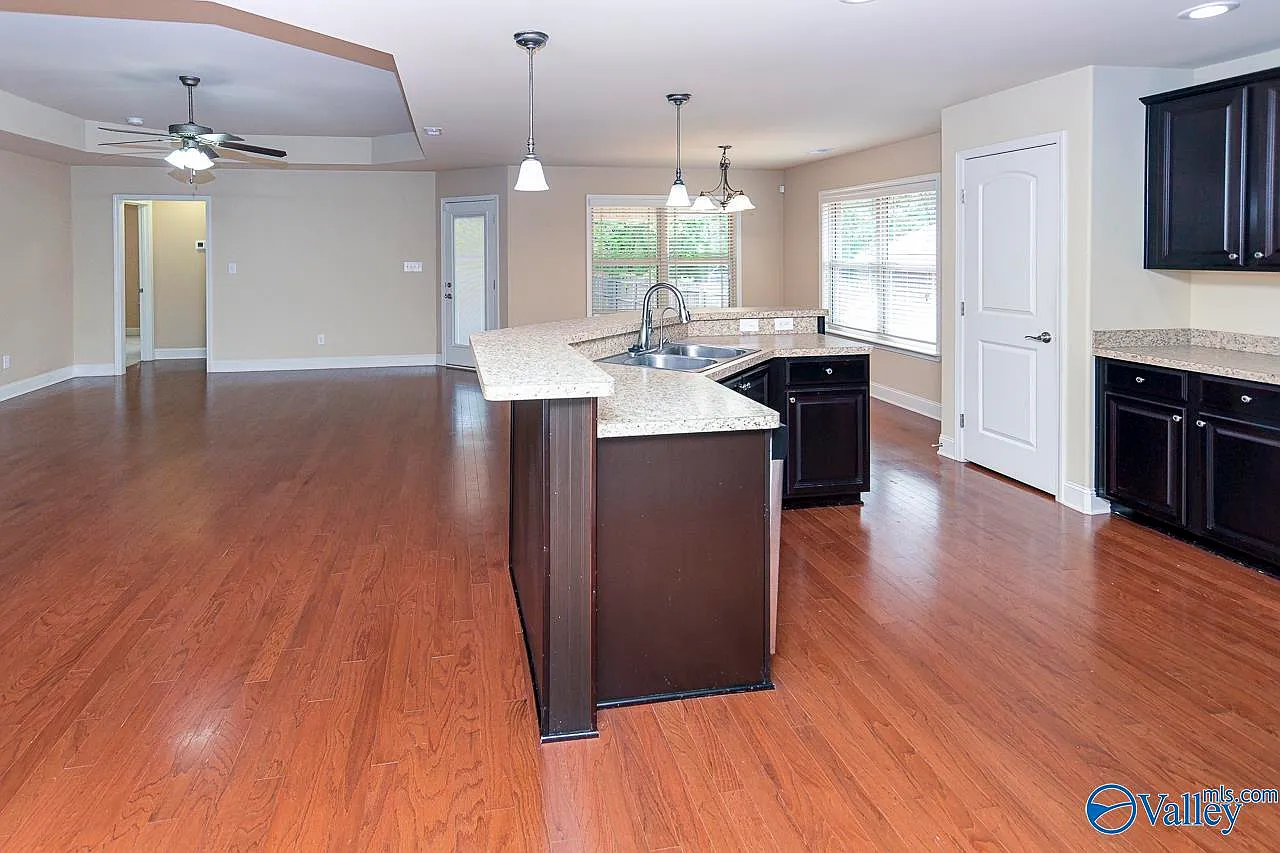 4 bed, 2.0 bath, 2271 sqft, $2,258 — Photo 4