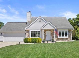 7424 S Hillendale Dr, Franklin, WI 53132