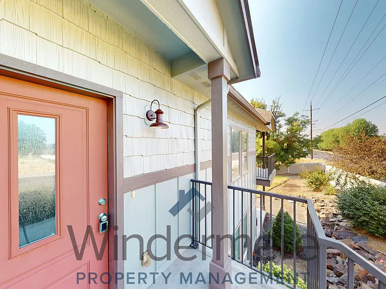 808 NE Bunky Ln — Photo 2