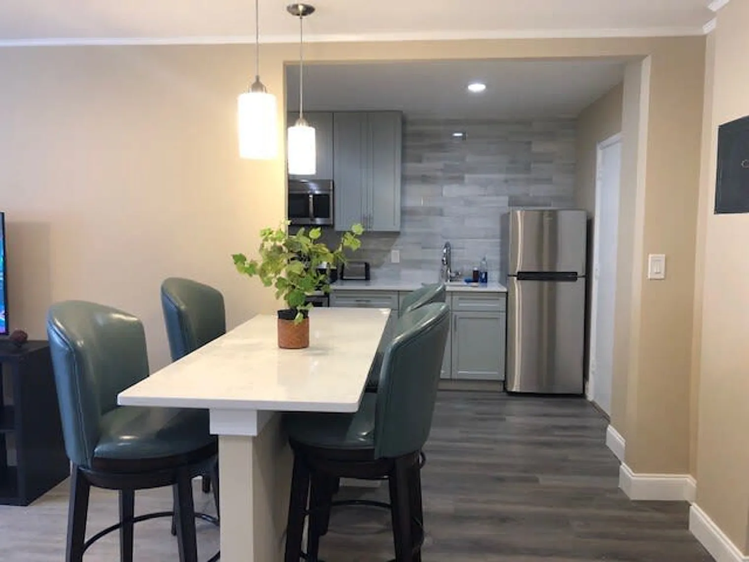 2 bed, 1.0 bath, 796 sqft, $2,709 — Photo 2