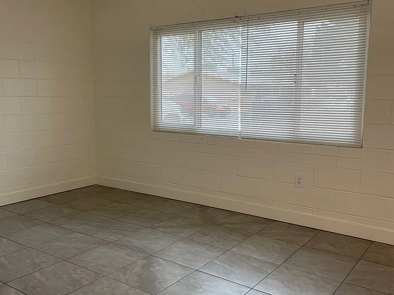 2106 N Daley St — Photo 11