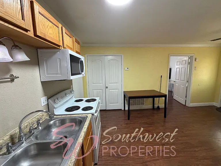 979 W Pecan St — Photo 9