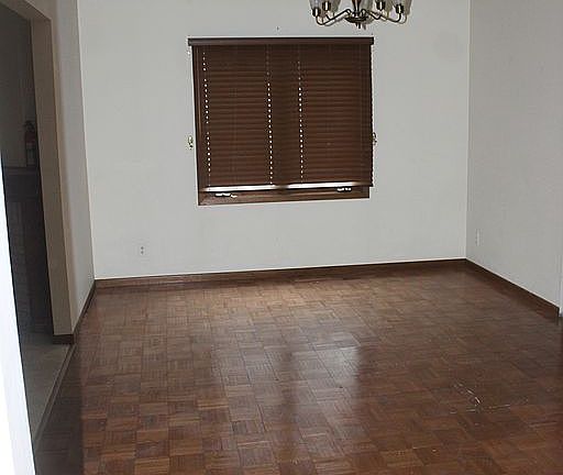 Dining room/between LR & FR