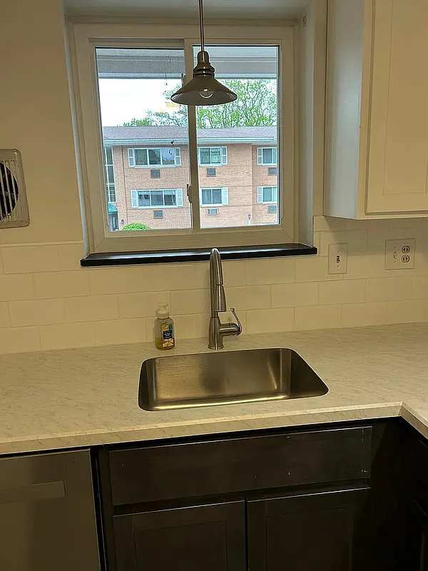 1 bed, 1.0 bath, 745 sqft, $1,320 — Photo 2