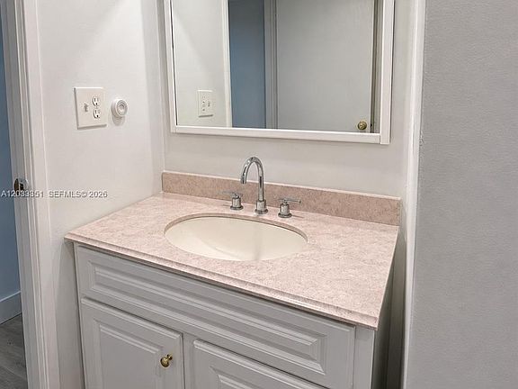 4th image of 301 Bonaventure Blvd APT 7