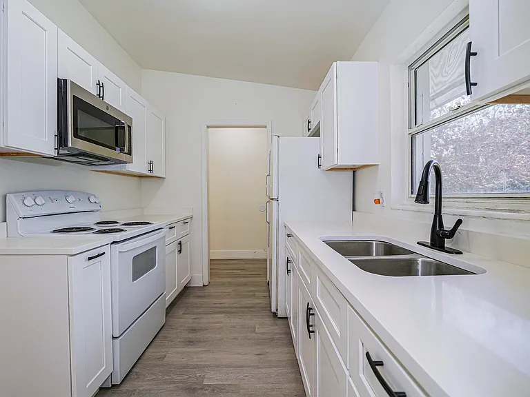 734 5th Pl SW — Photo 1