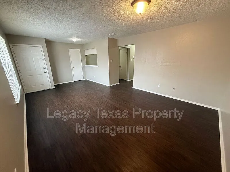 2 bed, 1.0 bath, 843 sqft, $900 — Photo 3