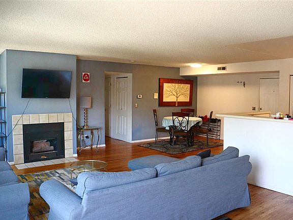 Living room / dining area