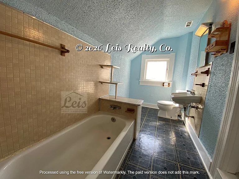 325 1/2 Gray Ave #2 — Photo 4