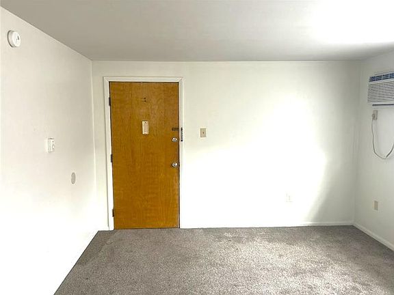 4th image of 401 Colonial Dr
