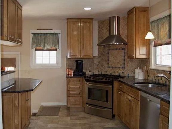 3rd image of 2205 E Huntington Dr