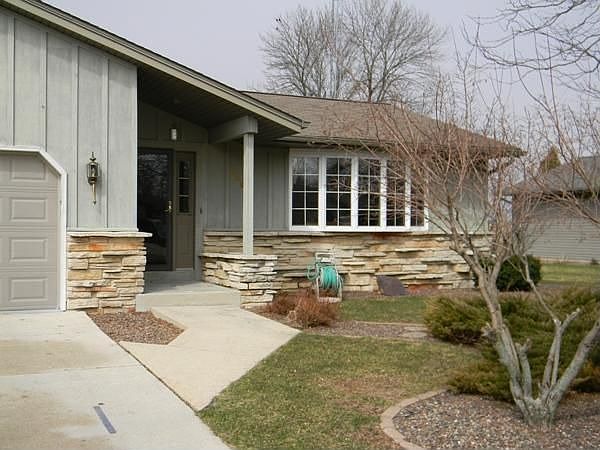 1st image of 320 Zuider Ln