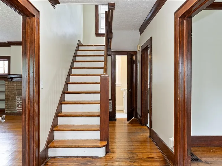 19 Genesee Park Blvd — Photo 7