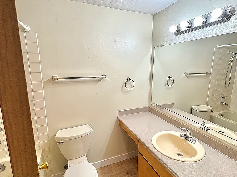 Scholls Crossing Apartments — Photo 9