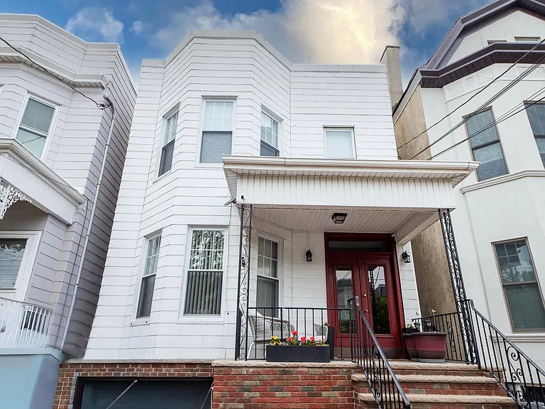 128 Oak St — Photo 1