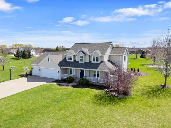 7 Red Clover Ln, Wrightstown, WI 54180