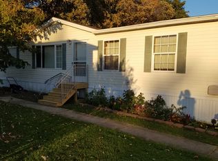 29362 Pine Dr, Flat Rock, MI 48134