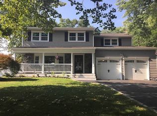 21 Sequams Ln W, West Islip, NY 11795