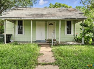 312 W Courthouse St, Cuero, TX 77954