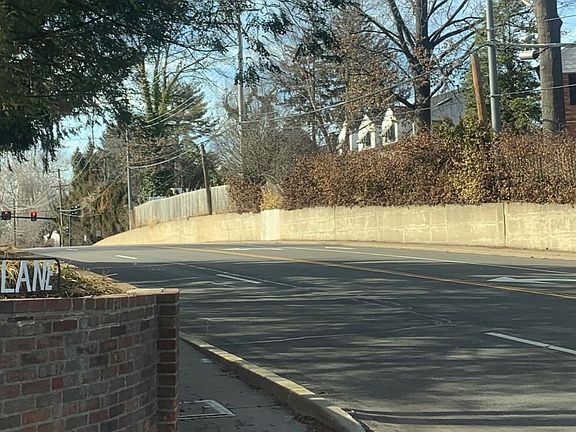 4th image of 18 Berkley Ln