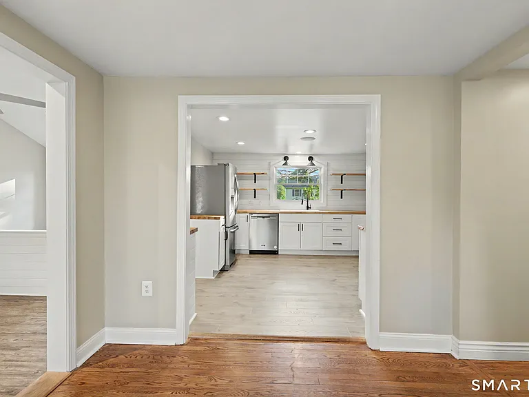 142 N Taylor Ave — Photo 11