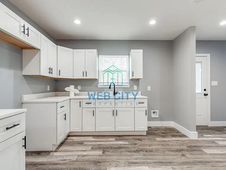 3207 Mallory Dr — Photo 6