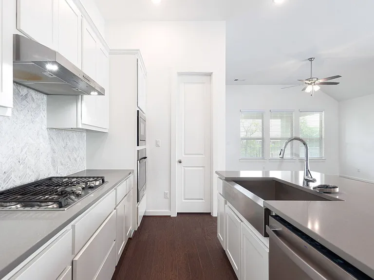 124 Rosebush Dr — Photo 4