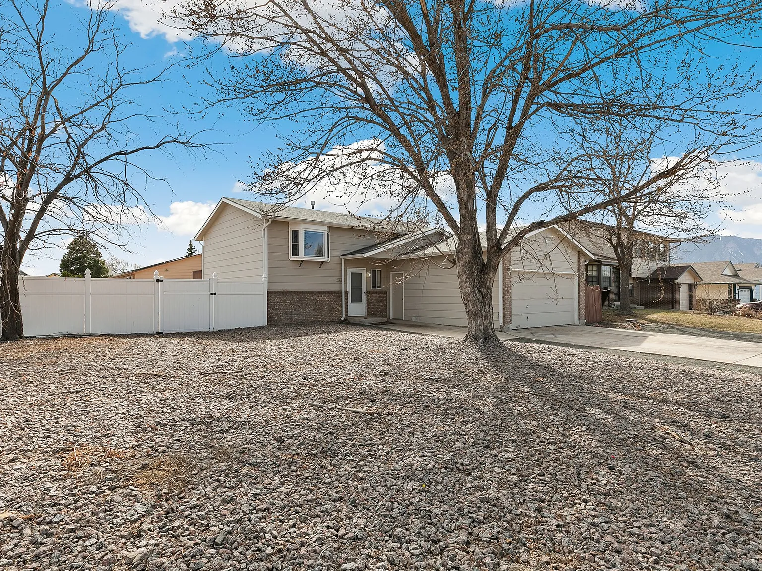 4 bed, 1728 sqft, $2,300 — Photo 2