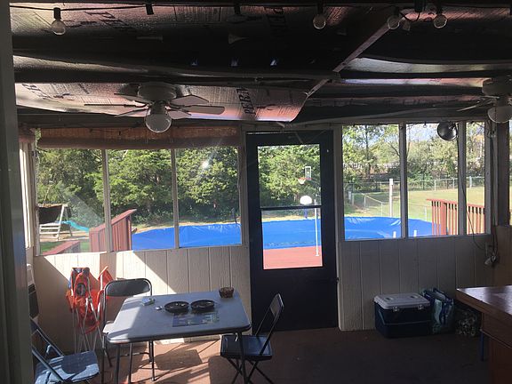 2423 Screened in porch 