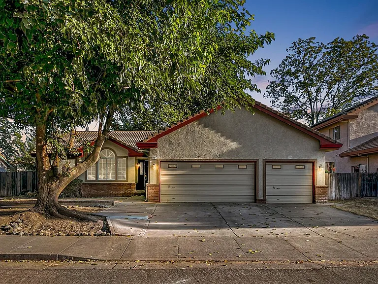 318 Village Cir — Photo 1