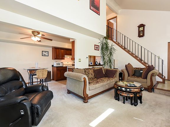 4th image of 571 East Ave