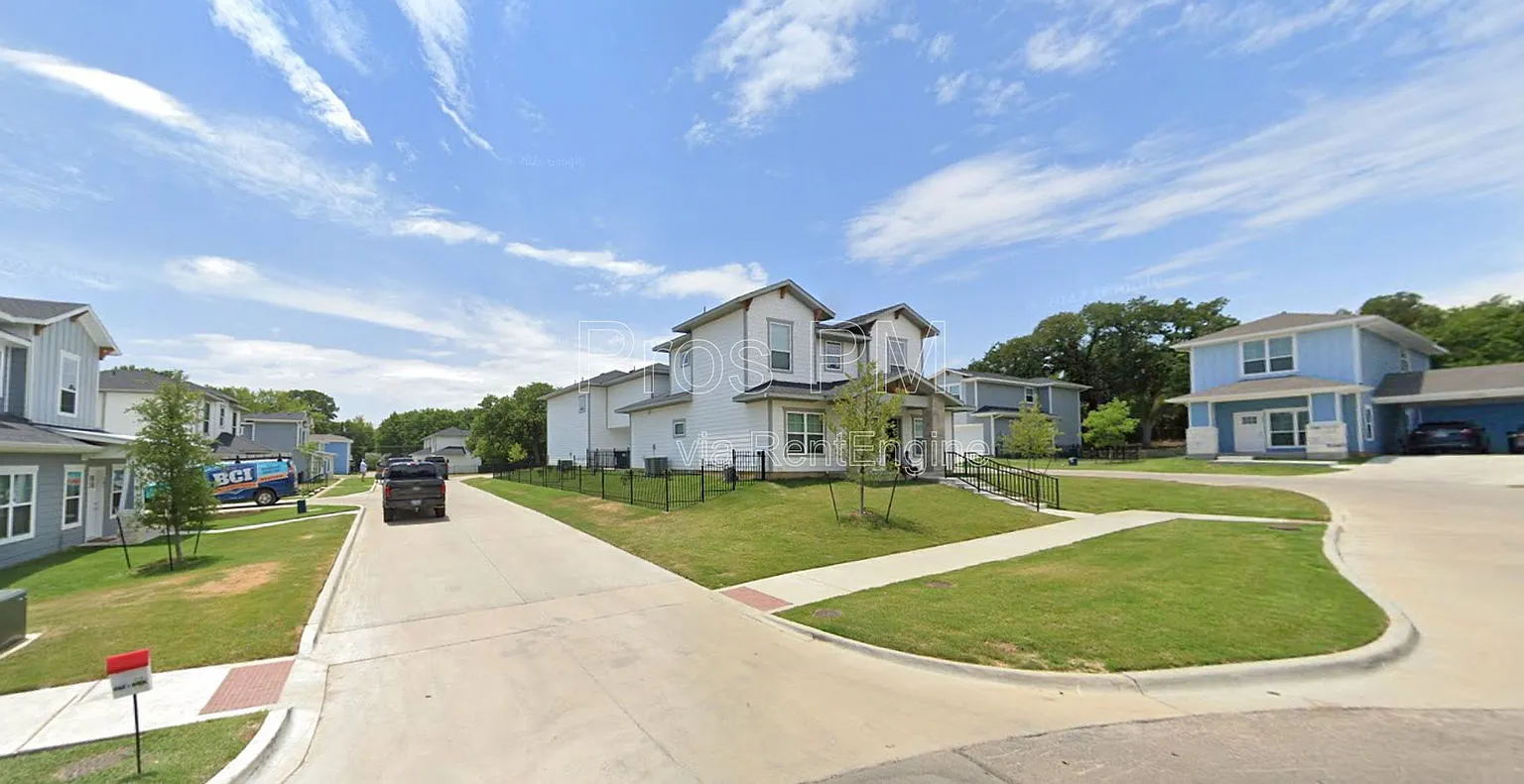 4 bed, 4.5 bath, $2,350 — Photo 1