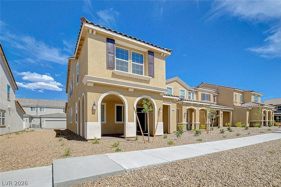 3 bed, 2.5 bath, 1920 sqft, $2,320 — Photo 3
