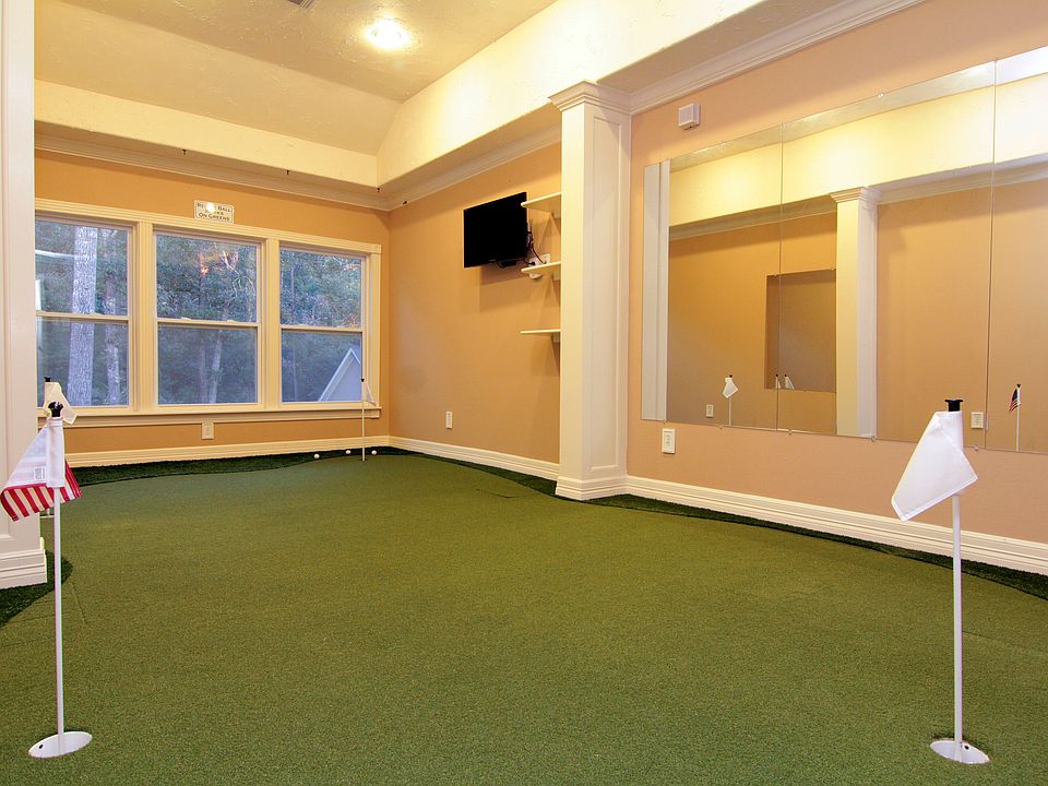 Flex room (putting green)