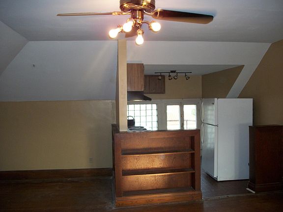 1032 #4 LIVING AREA