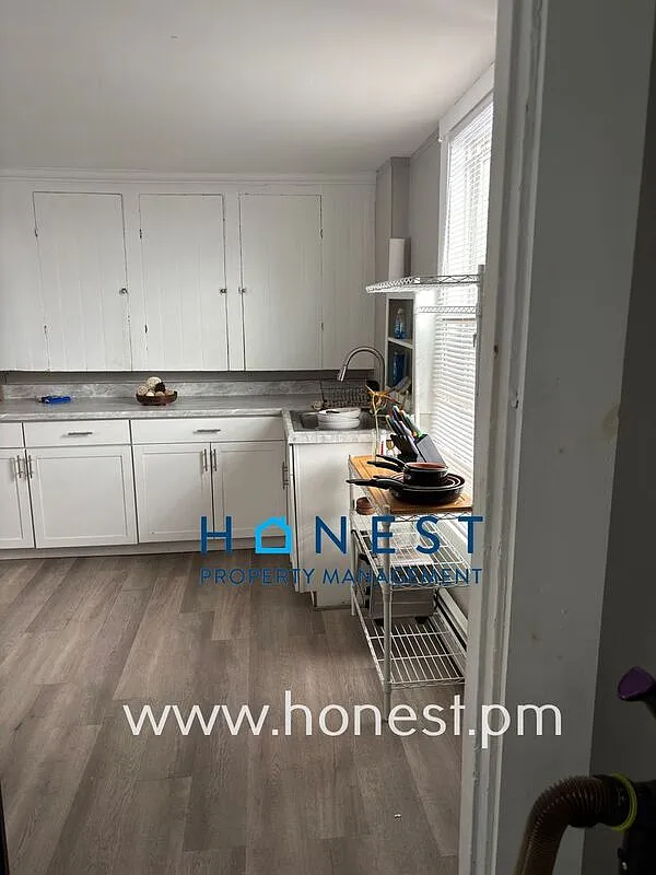Building Photo - 9 Maple St #4