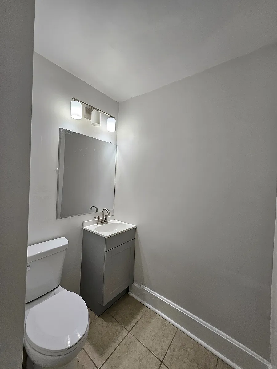 Building Photo - 312 Sycamore St #14