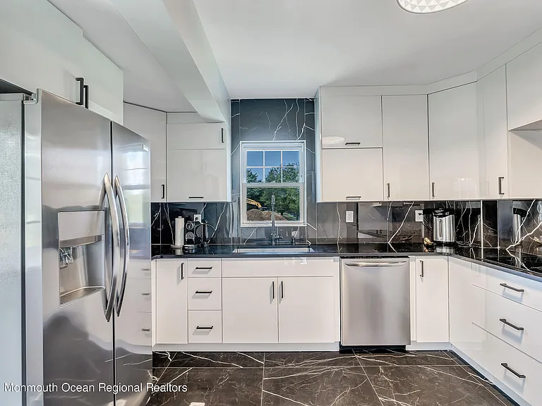 110 Monmouth Dr — Photo 11