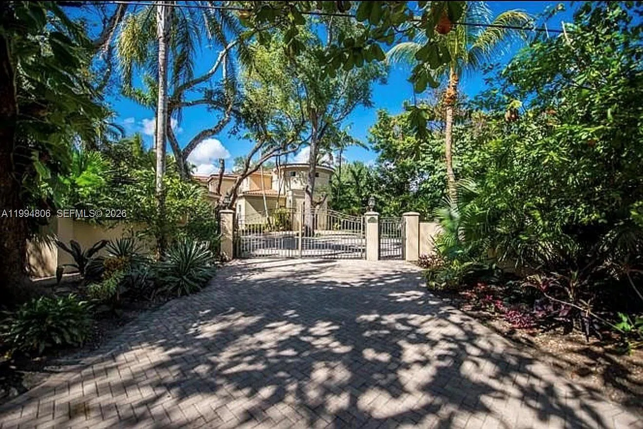 5 bed, 6122 sqft, $38,000 — Photo 2